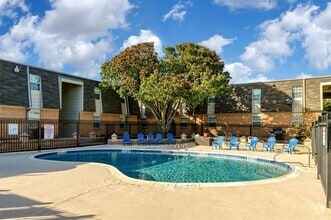 Building Photo - 7030 Glenview Dr