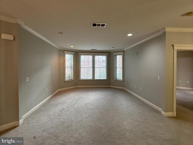 Building Photo - 300 W Elm St