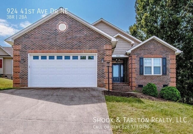 Building Photo - 924 41st Ave Dr NE