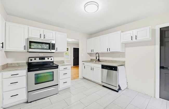 Building Photo - Stunning 3 bed 1 bath Ranch House