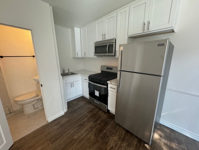 Primary Photo - 473-491 S Roxbury Dr