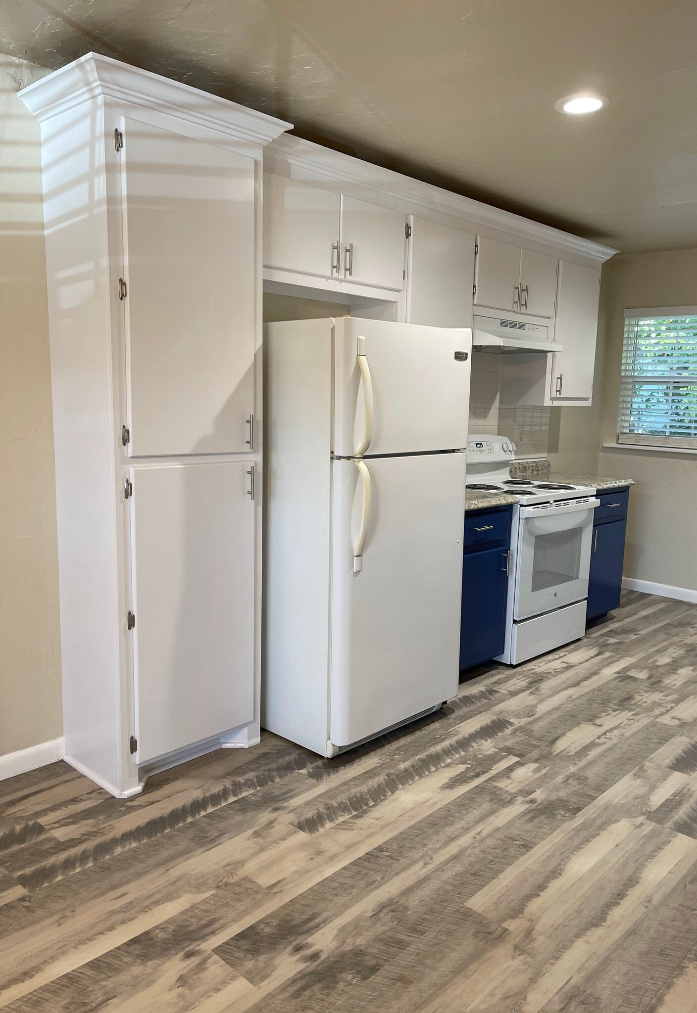 Kitchen fridge and stove - 819 E Lindsey St