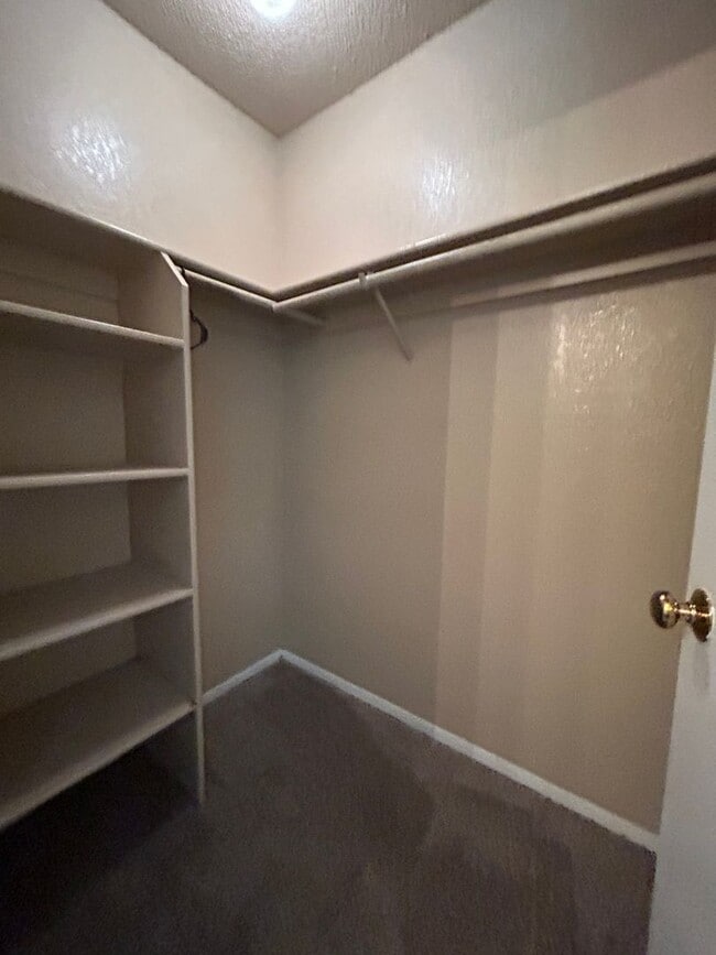 Building Photo - AVAILABLE 8/1 -  2 bed / 2 bath renovated ...