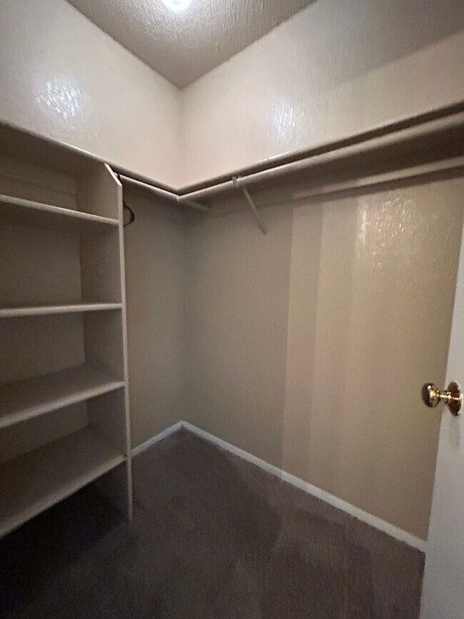 Building Photo - AVAILABLE 8/11 -  2 bed / 2 bath rennovate...