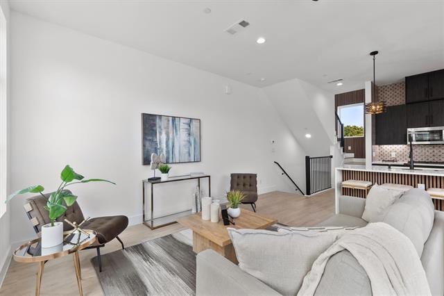 Building Photo - 727 W 10th St