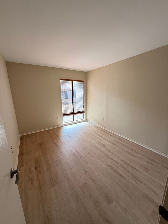 Building Photo - 2 Bed, 2 Bath Fullerton Condo For Rent w/ ...