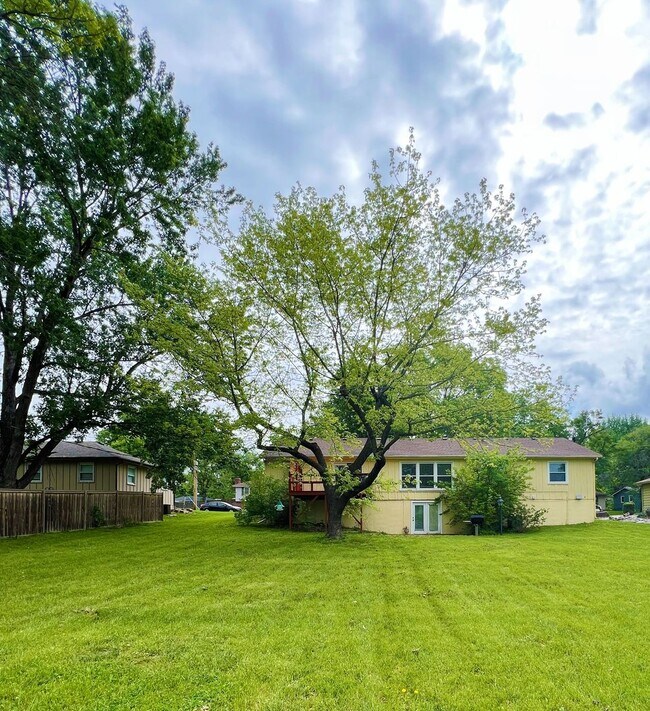 Building Photo - SEE IT NOW: Charming 3-Bedroom Home with S...