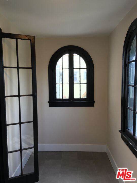 Building Photo - 1180 S Tremaine Ave