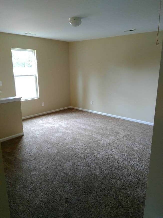 Building Photo - Spacious 4 Bedroom, 2.5 Bathroom Home!