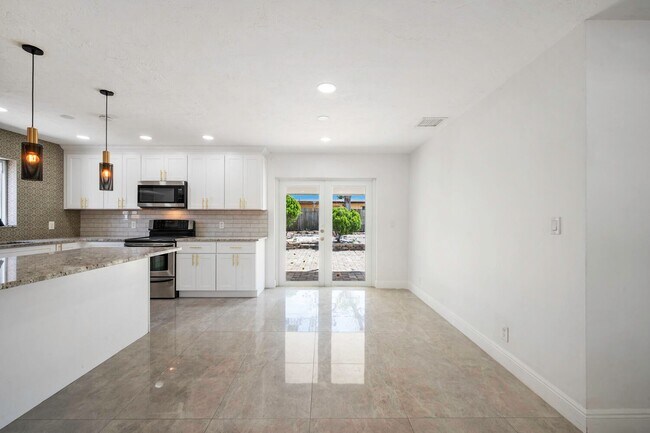 Building Photo - 2100 N Seacrest Blvd