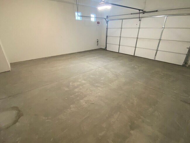 Building Photo - Brand New Home