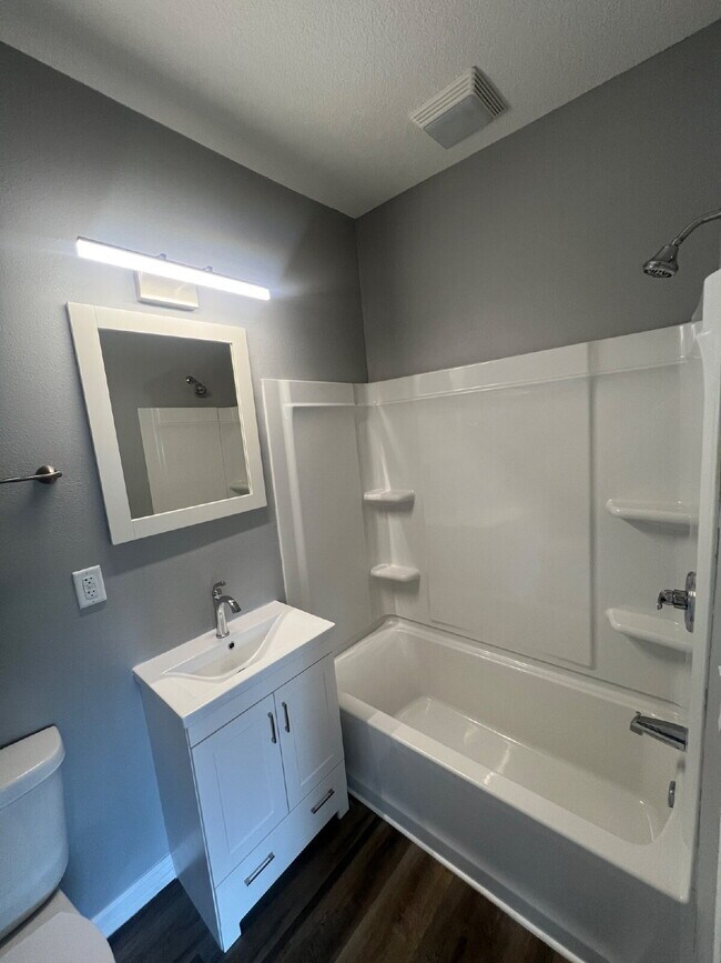 Building Photo - 3 bedroom / 2 bathroom home with Fenced Backyard For Rent on the Popular Kingman Blvd!