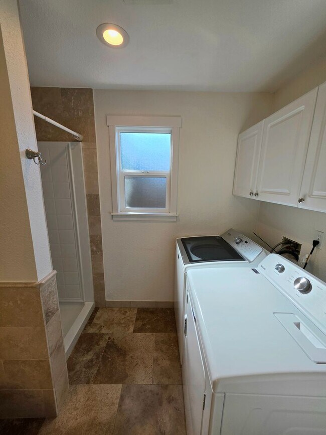 Building Photo - Auburn west hill 4 bedroom and 3 bathroom well maintained home.  Available NOW!