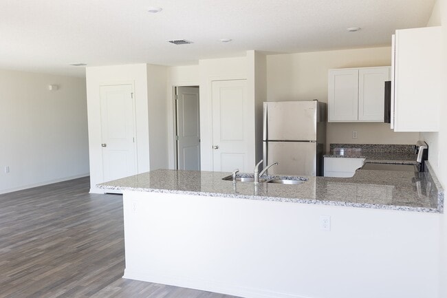 Building Photo - 721 Hillview Loop