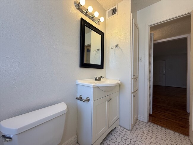 Building Photo - 425 E 9th St