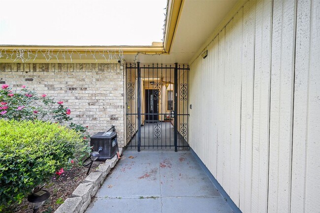 Building Photo - 14431 Royal Hill Dr