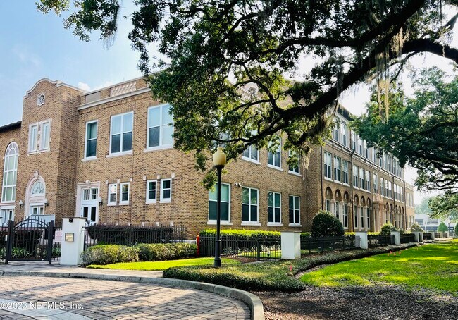 Primary Photo - 2525 College St