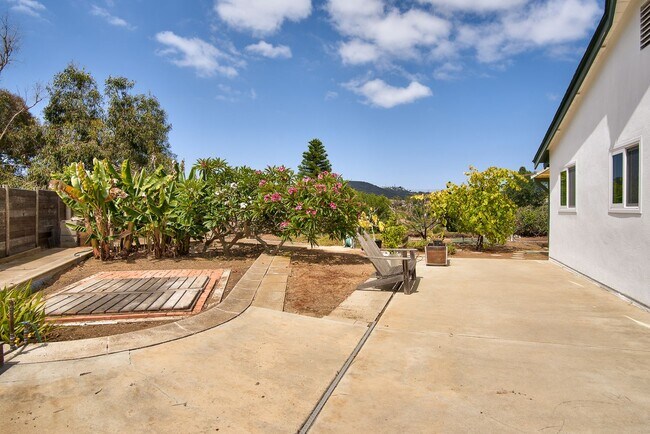 Building Photo - Spacious 4-bedroom, 2-bathroom home in coveted University City