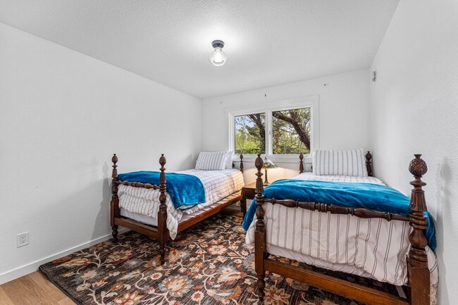 Building Photo - Stunning 4-bedroom / 3-bathroom townhome i...