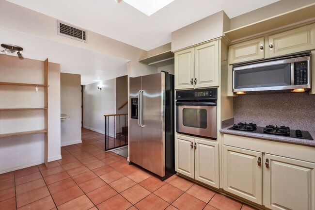 Building Photo - 6-Bedroom Residence Featuring Pool, Turf Yard & 2-Car Garage