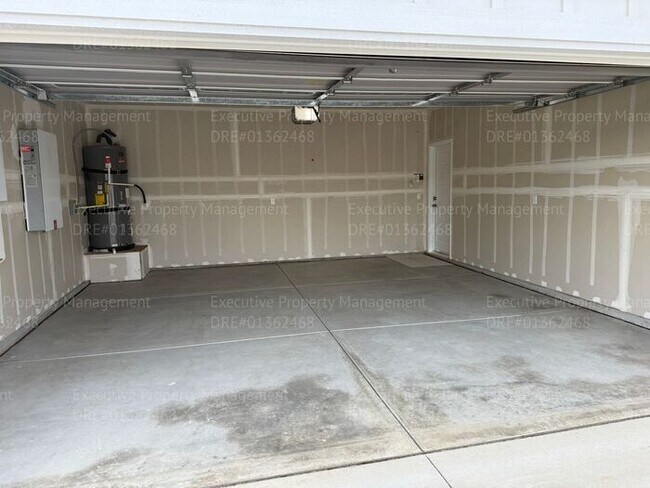 Building Photo - Newly constructed 3 bedroom/ 3 bathroom ho...