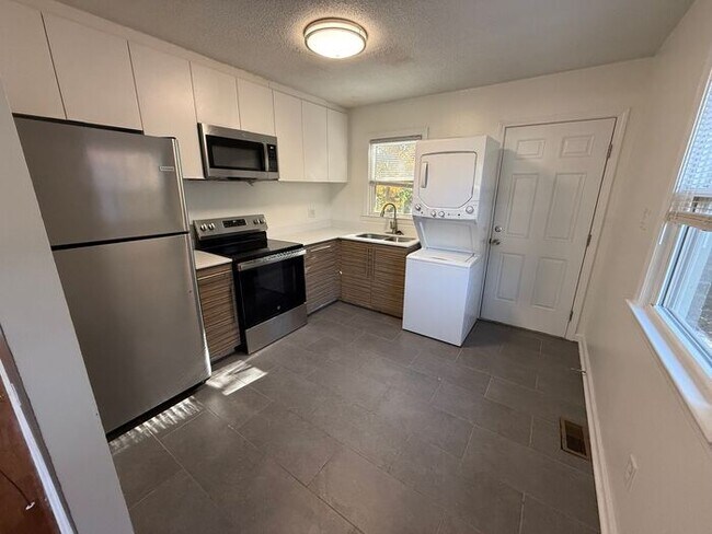 Building Photo - Adorable 2 bed 1 Bath Apartments off Gorman St!
