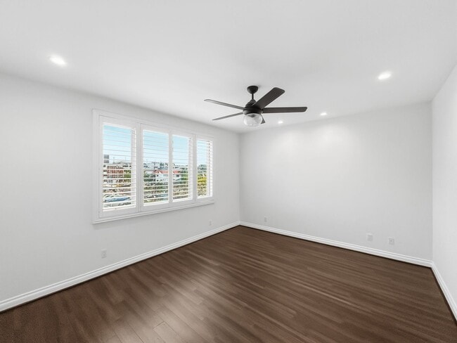 Building Photo - Beautiful 3BD/3.5BA W/ A/C and 2-Car Attached Garage in Hillcrest!