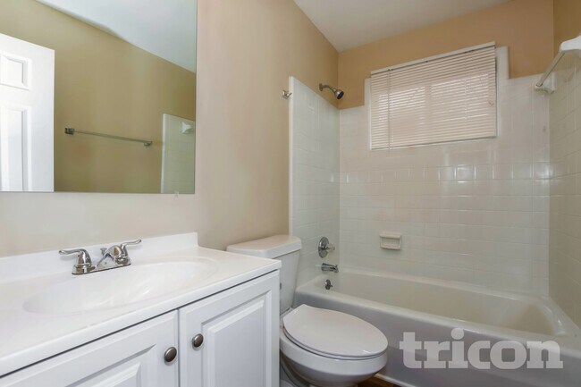 Building Photo - 711 Vickery Dr