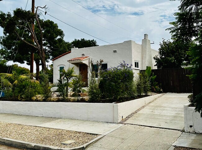 Building Photo - 915 W Micheltorena St