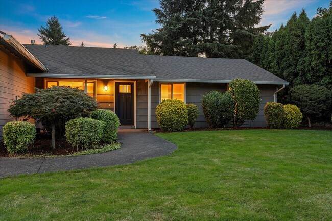 Building Photo - Live in One of Lake Oswego's Most Convenie...