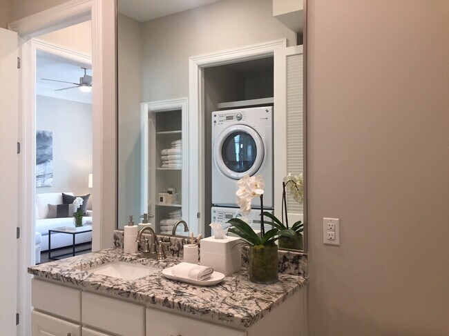 Building Photo - Luxury Living – Steps from Everything!!