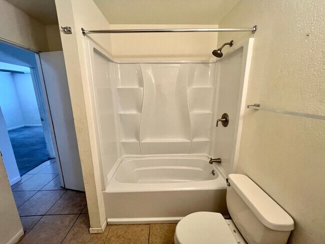 Building Photo - 5 Bedroom 2 Bath - Close to 29 Palms Marin...