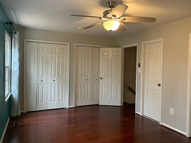 Building Photo - Spacious 3 Level Townhouse Backs to Trees