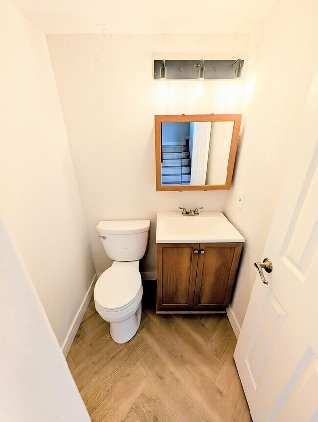 Building Photo - AWESOME 2 BED/1.5 BATH WITH LARGE YARD+WRA...