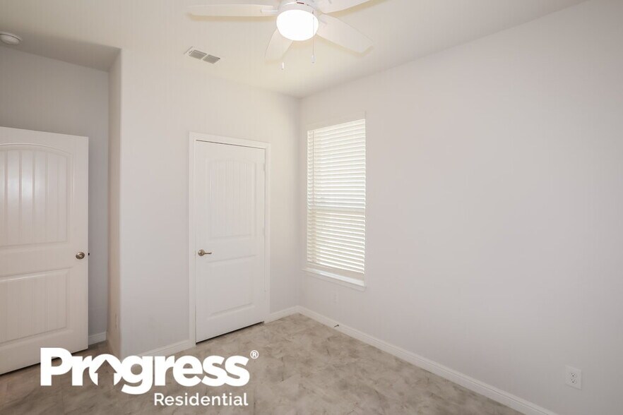 Building Photo - 9132 Golden Hollow Ln