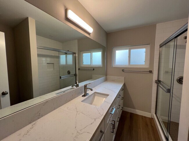 Building Photo - Recently Renovated! 4BD/2BA