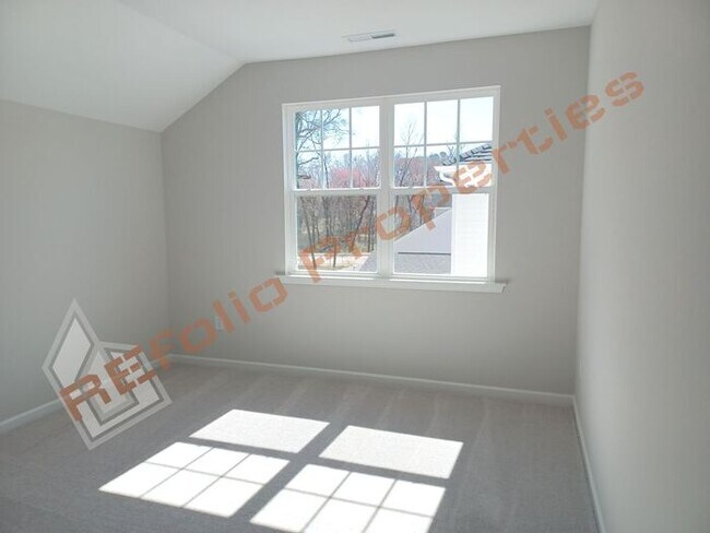 Building Photo - Gorgeous 4 Bedroom House with 1st Floor Pr...