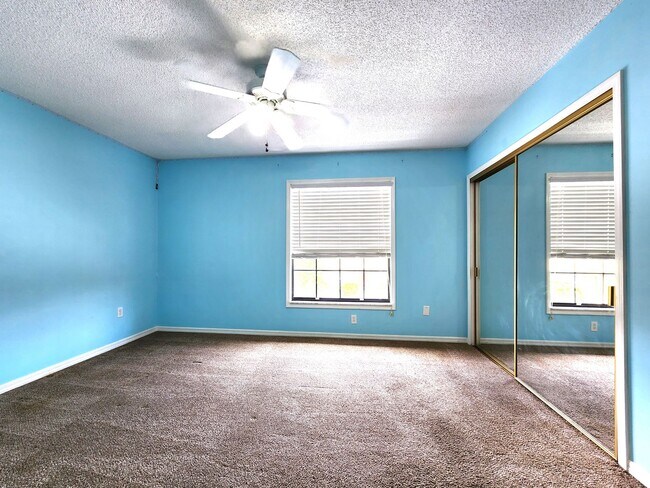 Building Photo - 2-story townhome - Private Patio - Pool - ...