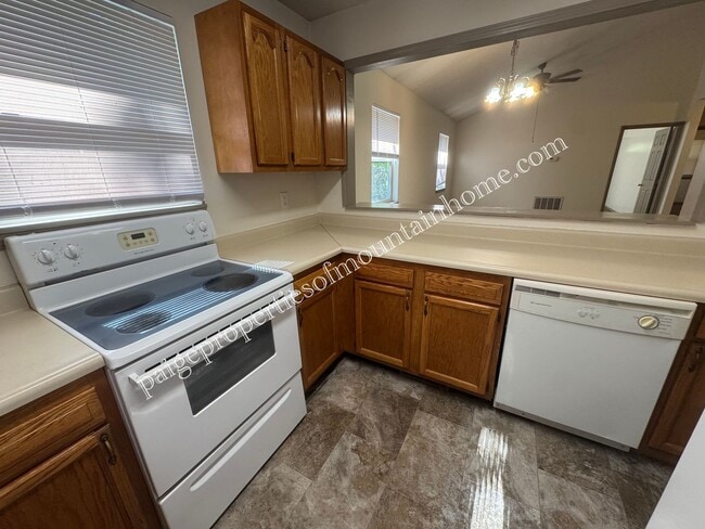 Building Photo - Grand Oak Road