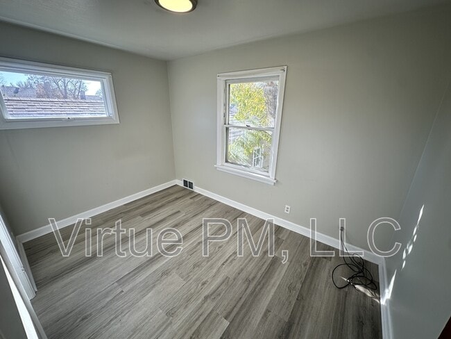 Building Photo - 1106 7th Ave