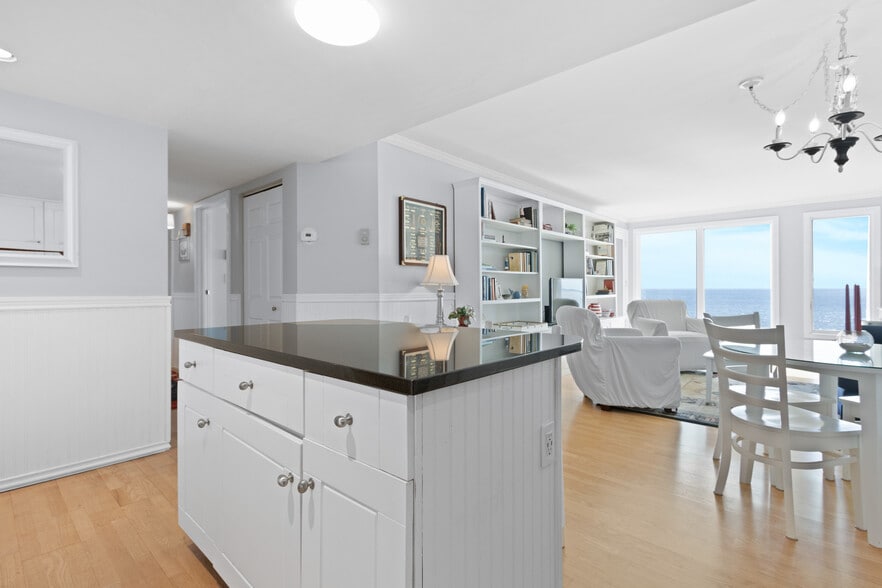 Building Photo - 1 Seacliff Ave