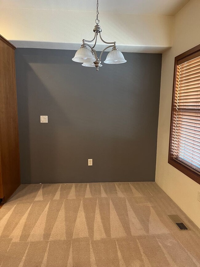 Building Photo - 3 Bedroom 2.5 Bath Townhouse