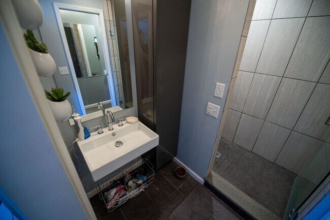 Building Photo - Short Term Rental Family Home