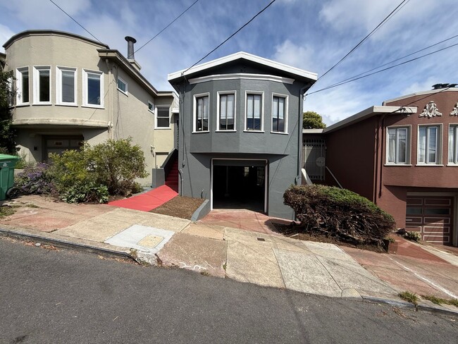 Building Photo - Bright Sunnyside Home with Fireplace, Bay Windows & Private Backyard!
