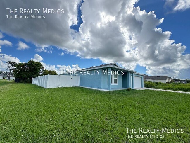 Building Photo - 326 Huron Dr