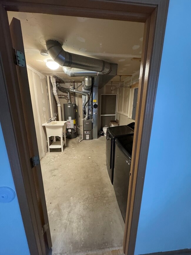 Building Photo - 409 Evergreen Cir