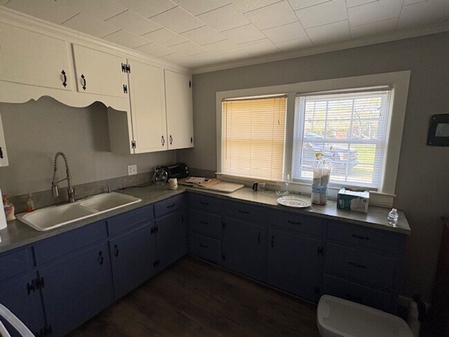 Building Photo - Fully furnished house on the outskirts of town.