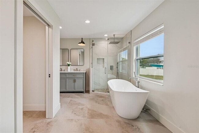 Building Photo - 3921 Versailles Dr