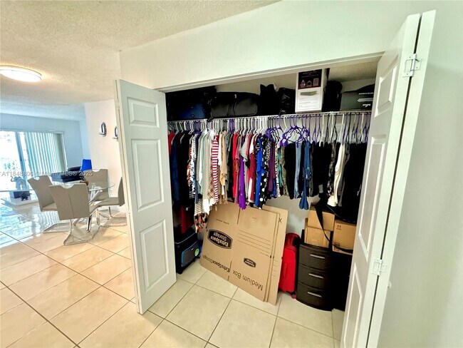 Building Photo - 9357 Fontainebleau Blvd