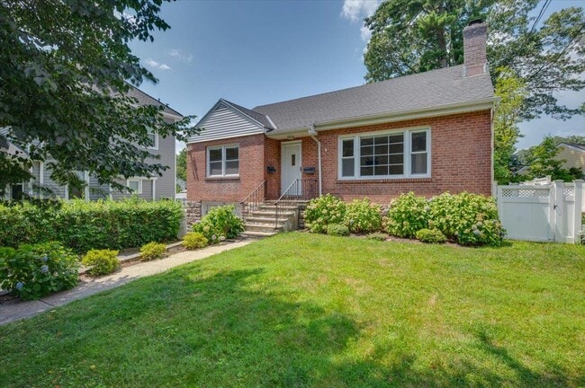 Building Photo - 714 Forest Ave